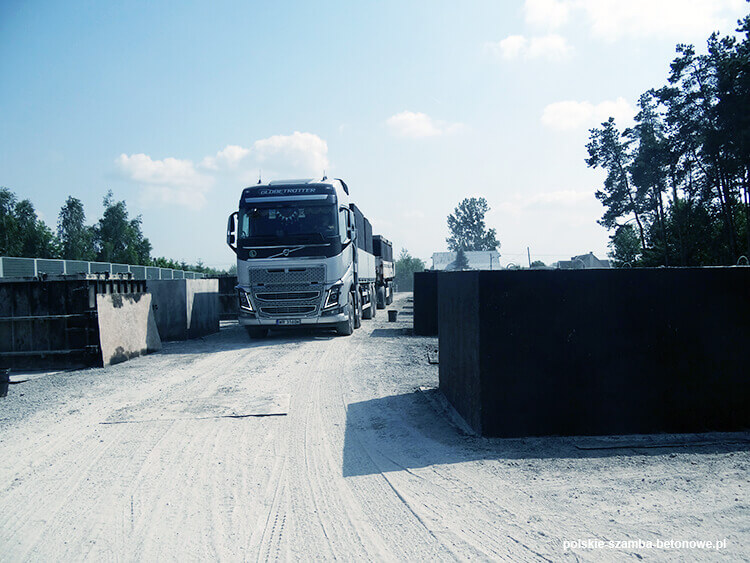 Transport szamb betonowych  w Maszewie